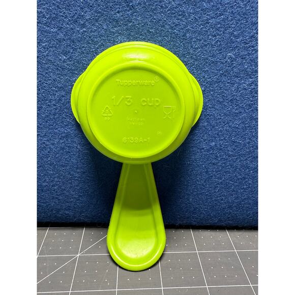 Nested Green Tupperware Measuring Cups with Curved Green Handle Set of 6 - Picture 3 of 10